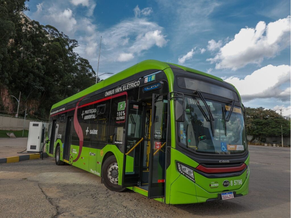 BYD concentra 74% dos ônibus elétricos emplacados em julho