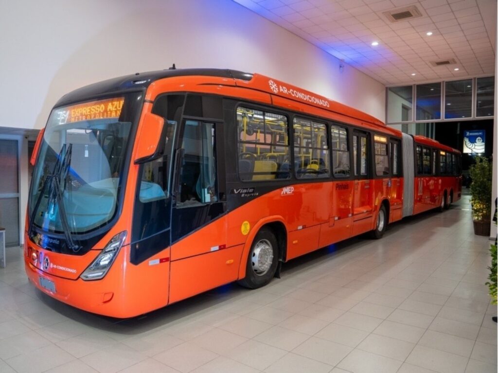 Curitiba começa a operar ônibus superarticulados de 23 metros