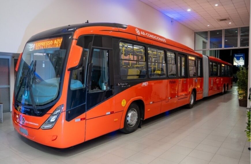 Curitiba começa a operar ônibus superarticulados de 23 metros