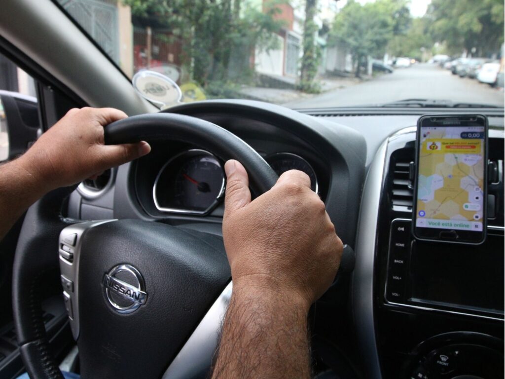 Procon aplica multa de R$ 98 mil à Uber e 99 por cobranças abusivas