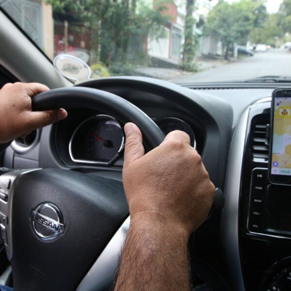 Procon aplica multa de R$ 98 mil à Uber e 99 por cobranças abusivas