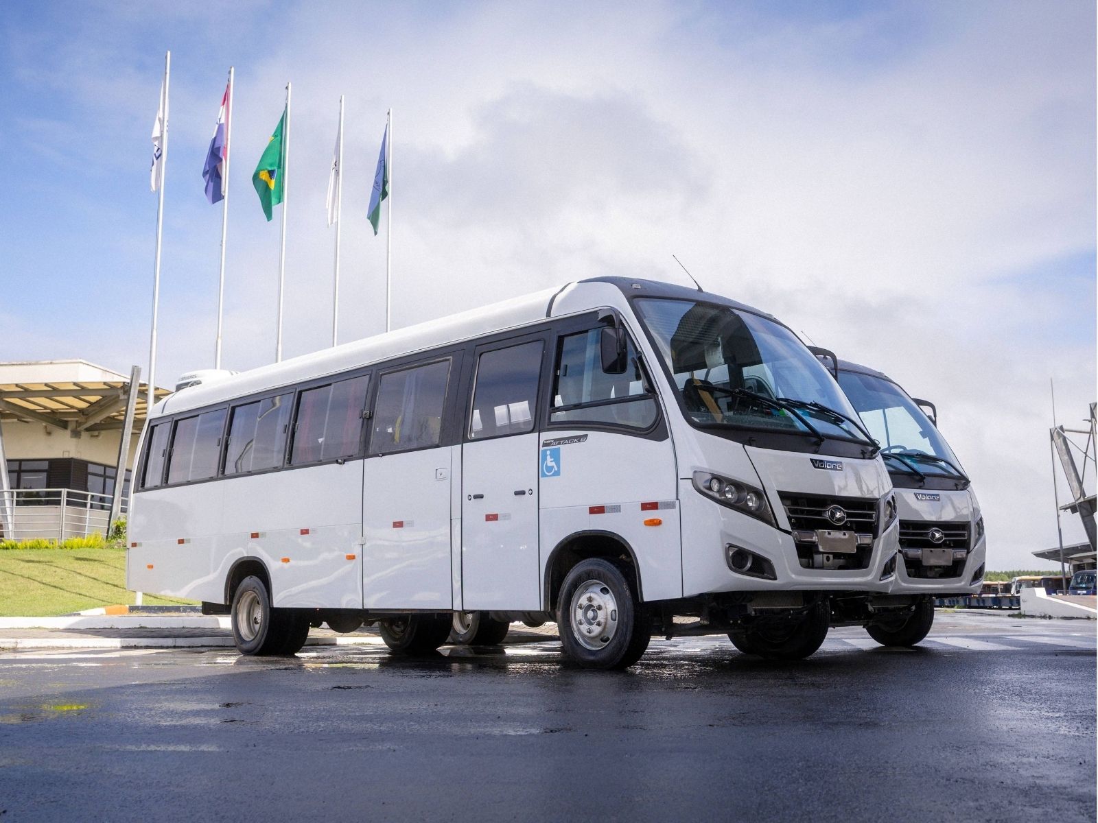 Tema Transportes renova frota de fretamento na Zona Franca de Manaus com novos micro-ônibus