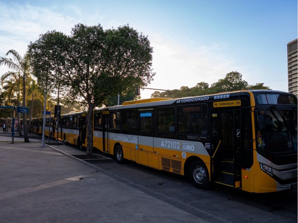 Violência faz 411 linhas de ônibus mudarem itinerários no Rio em 2026