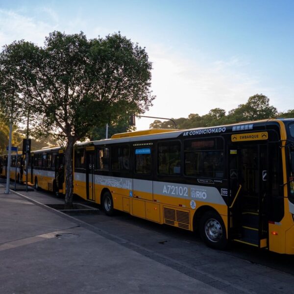 Violência faz 411 linhas de ônibus mudarem itinerários no Rio em 2026