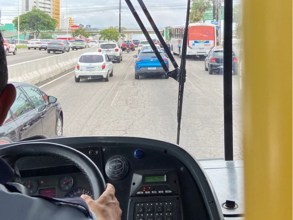 Fim da escala 6x1 no setor de transportes traz impasse sobre custos e contratação de motoristas