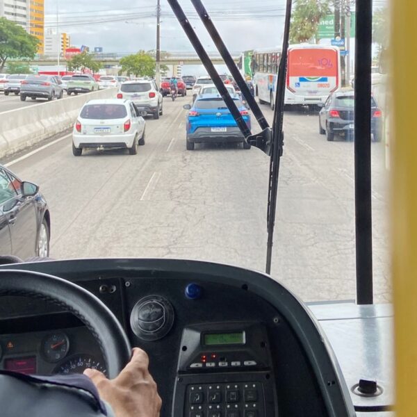 Fim da escala 6×1 no setor de transportes traz impasse sobre custos e contratação de motoristas