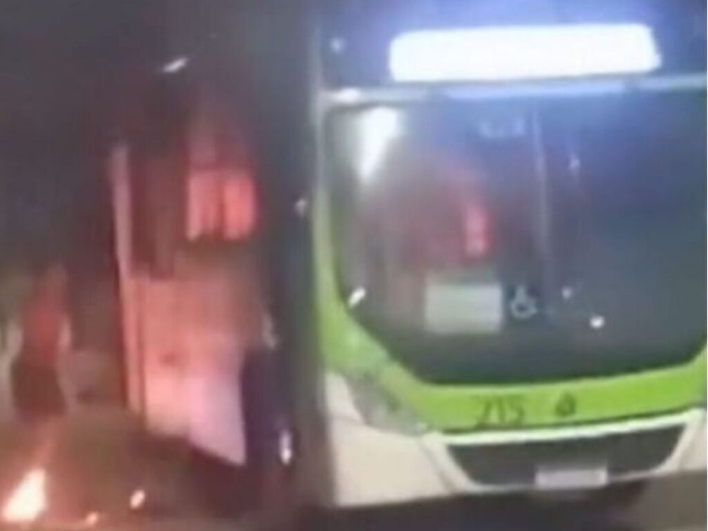 Motorista sofre queimaduras em ônibus incendiado em Olinda