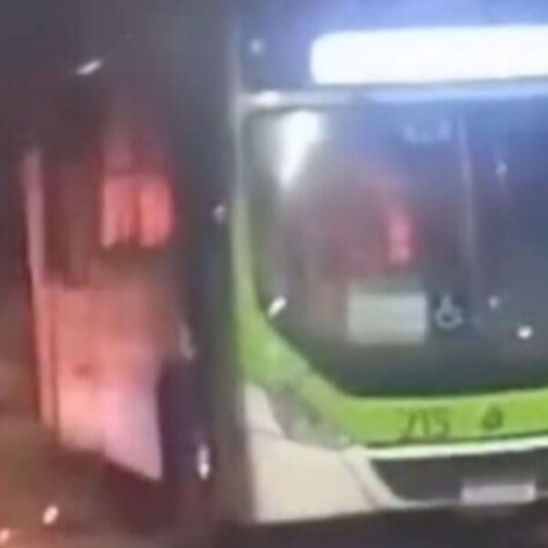 Motorista sofre queimaduras em ônibus incendiado em Olinda