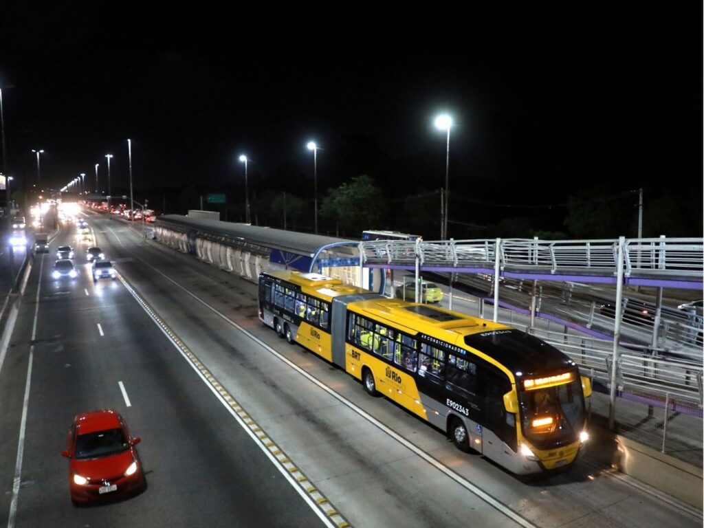 Passageiro morre baleado dentro de ônibus do BRT durante operação policial no Rio