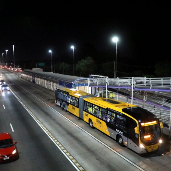 Passageiro morre baleado dentro de ônibus do BRT durante operação policial no Rio