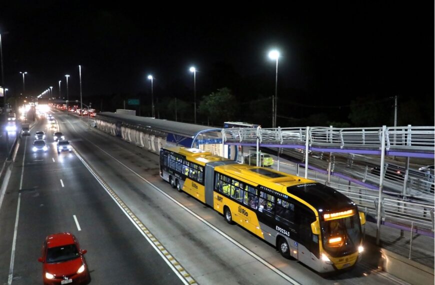 Passageiro morre baleado dentro de ônibus do BRT durante operação policial no Rio