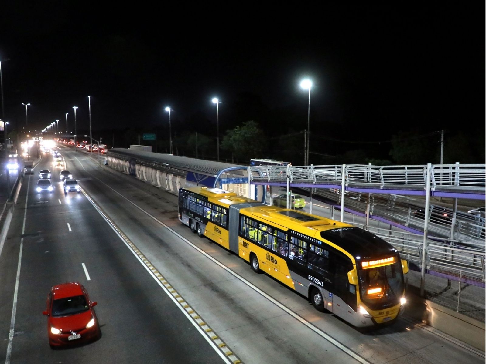 Passageiro morre baleado dentro de ônibus do BRT durante operação policial no Rio