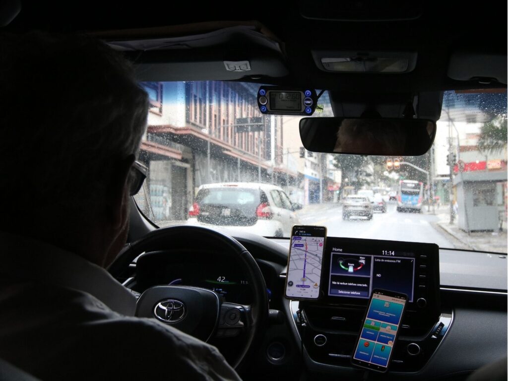Trabalho por aplicativo cresce 36,8%, mas renda quase não avança no Brasil