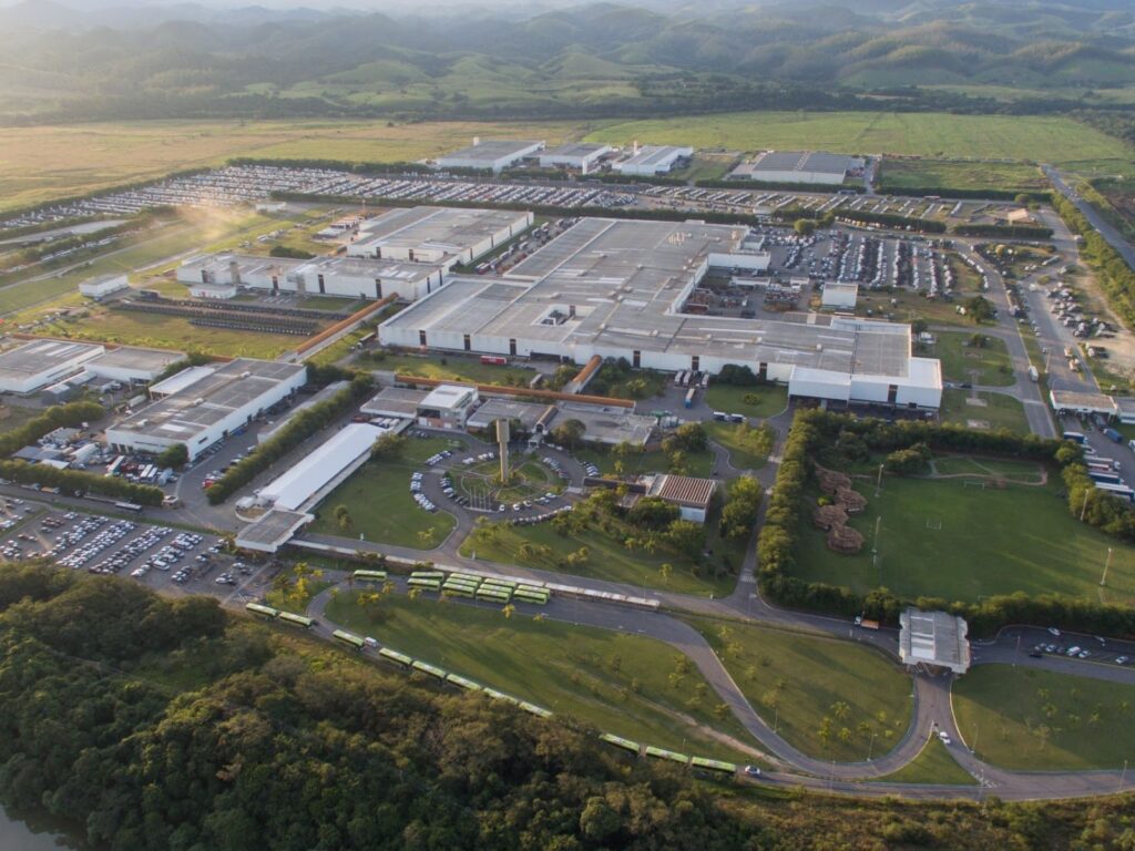 Fábrica da Volkswagen em Resende completa 30 anos e amplia produção de caminhões e ônibus