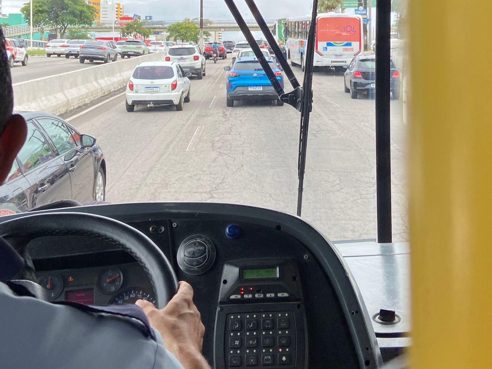 Federação das empresas de transportes alerta para aumento de custos com fim da escala 6x1 nos ônibus