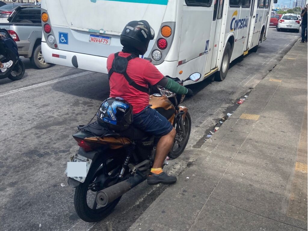 Justiça determina indenização a passageiro após acidente em corrida de moto por aplicativo