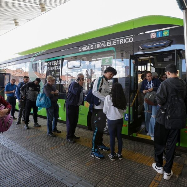 Passageiros já podem pagar ônibus em São Paulo com cartão, celular e QR Code