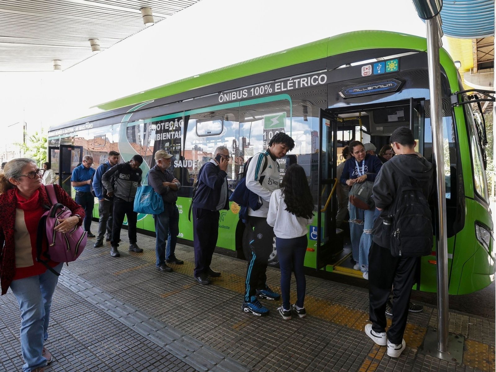 Passageiros já podem pagar ônibus em São Paulo com cartão, celular e QR Code