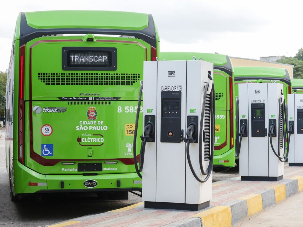 São Paulo reduz ritmo de expansão dos ônibus elétricos por falta de infraestrutura